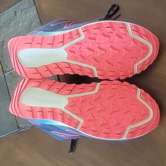 New Balance Women's Athletic  Running Shoe 690AT 11D wide - Picture 8 of 9